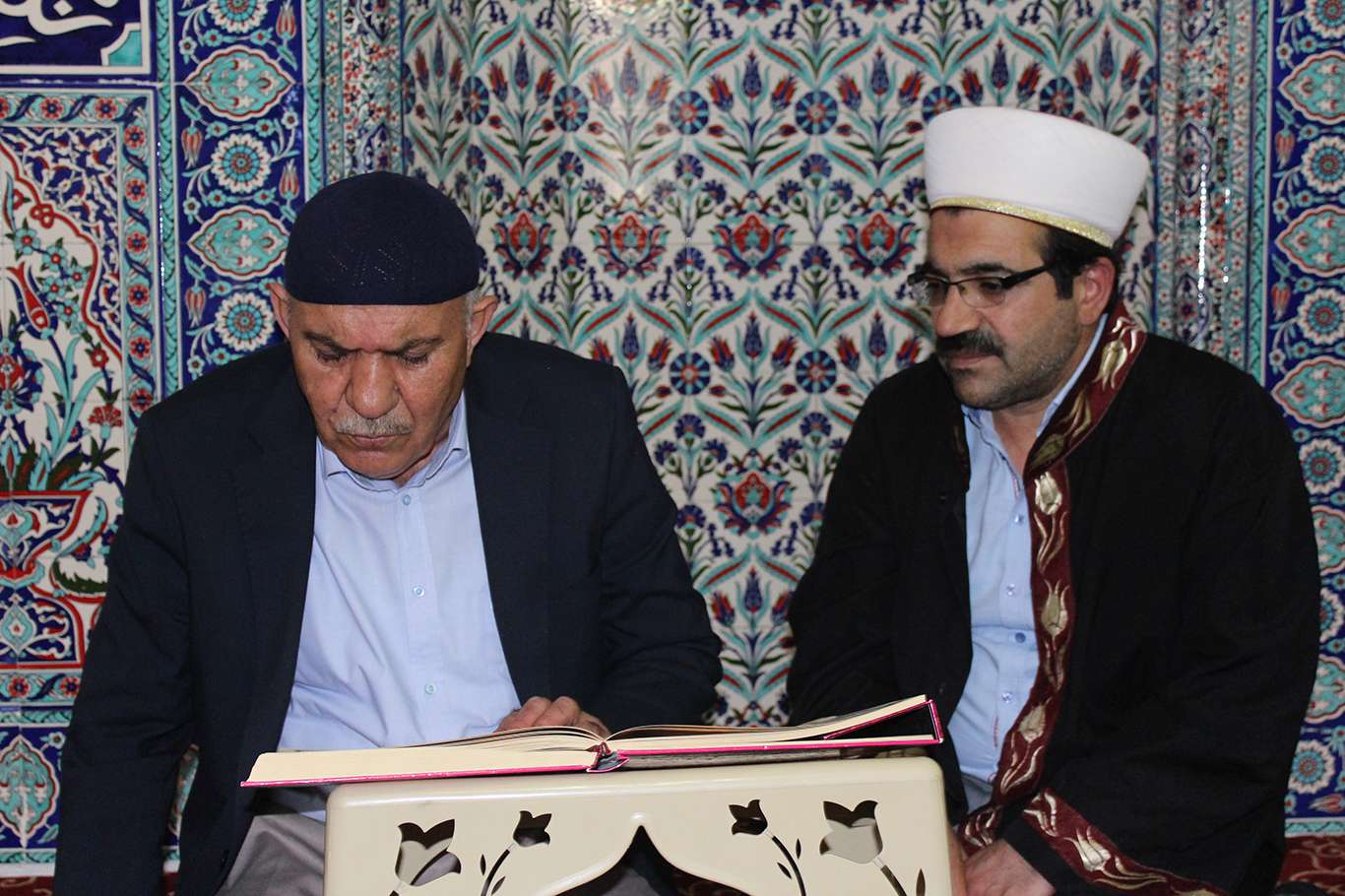 65'inde Kur'an öğrenen Ahmet amca çocukların Yaz Kur'an Kurslarına gitmesini tavsiye etti 65'inde Kur'an öğrenen Ahmet amca çocukların Yaz Kur'an Kurslarına gitmesini tavsiye etti